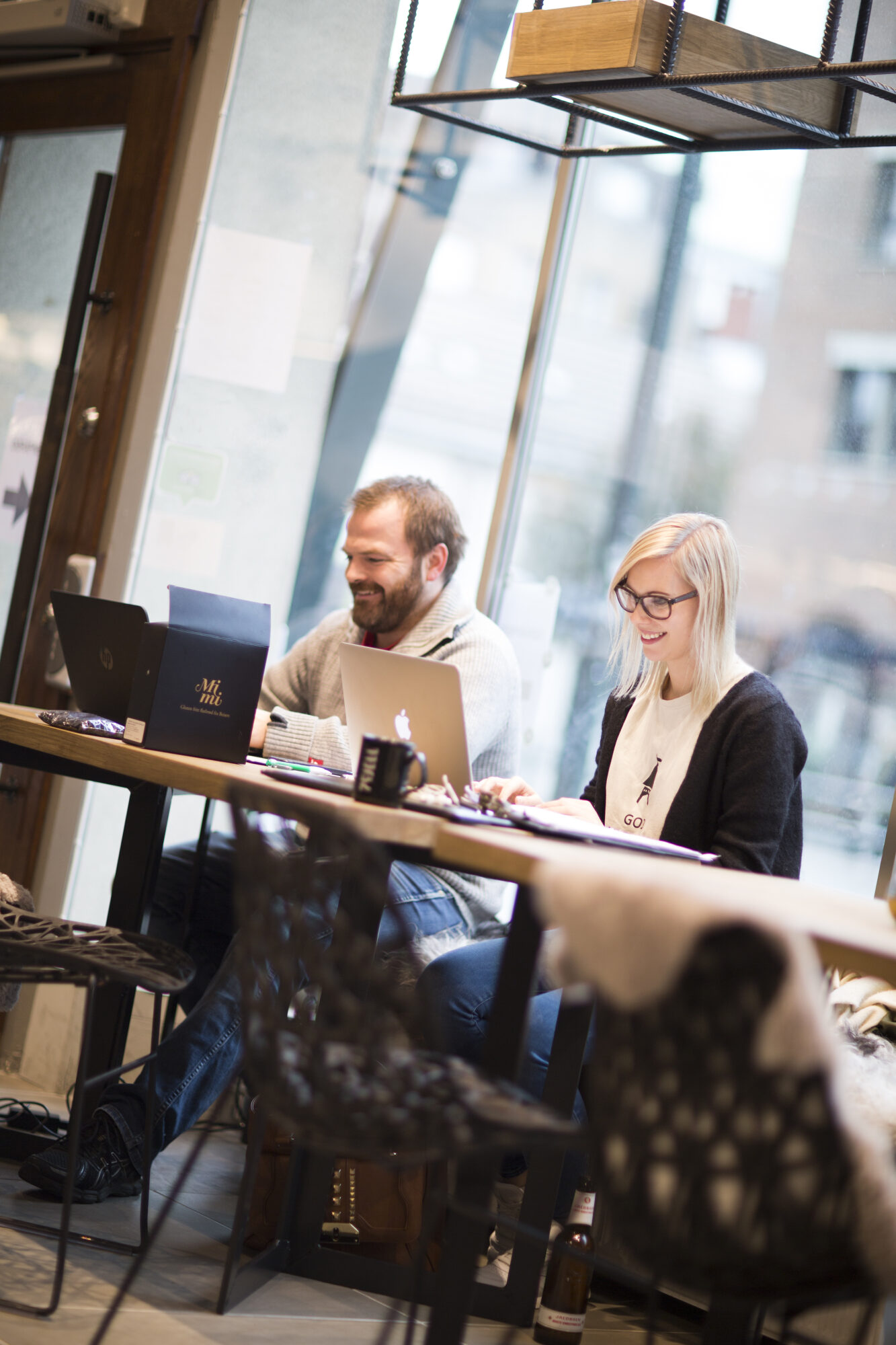 To personer som ser på PC-skjerm