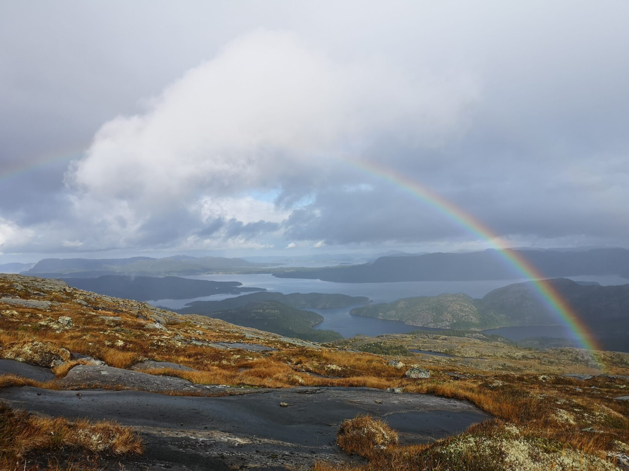 Utsikt fra Hemnafjellet med regnbue