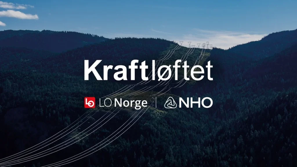 Bildet viser høyspentledninger i et skogsområde med logoen til LO Norge og NHO.