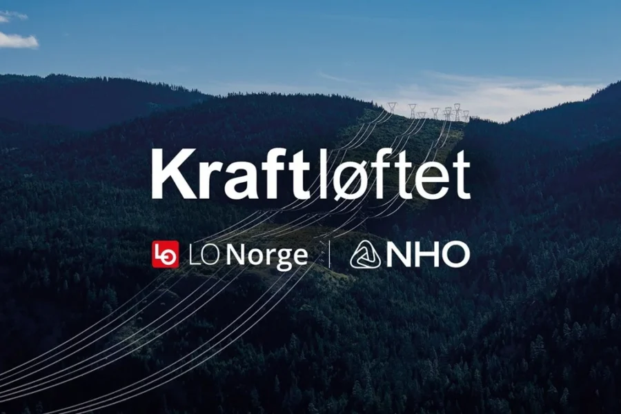 Bildet viser høyspentledninger i et skogsområde med logoen til LO Norge og NHO.