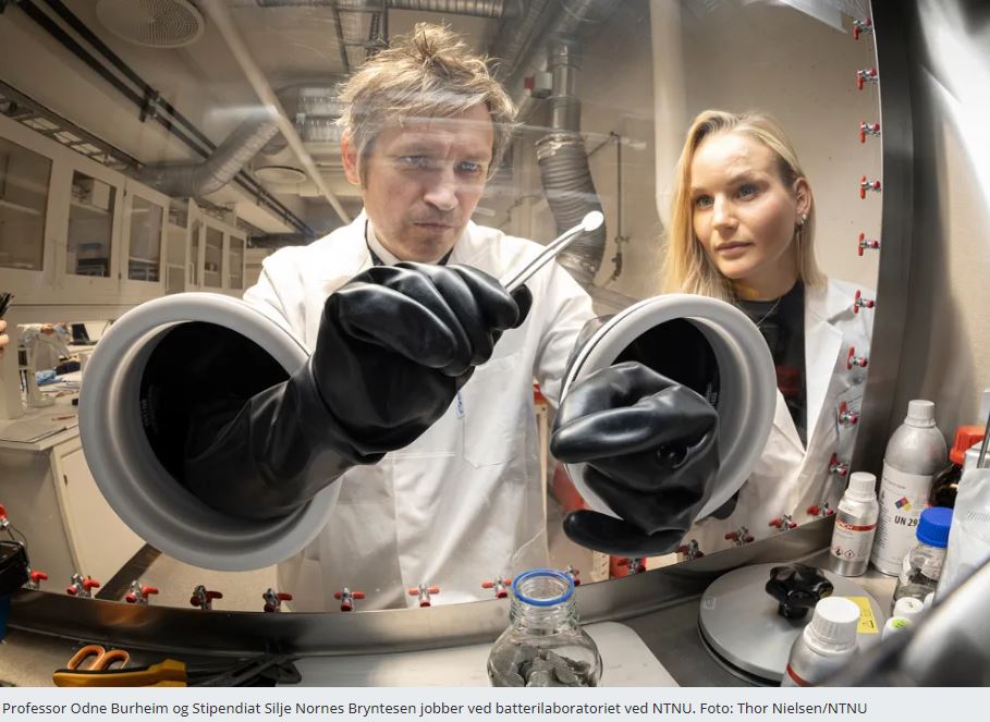 Professor Odne Burheim og Stipendiat Silje Nornes Bryntesen jobber ved batterilaboratoriet ved NTNU. Foto: Thor Nielsen/NTNU